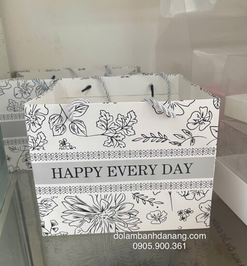 Túi giấy Happy everyday đựng hộp 4 ngăn